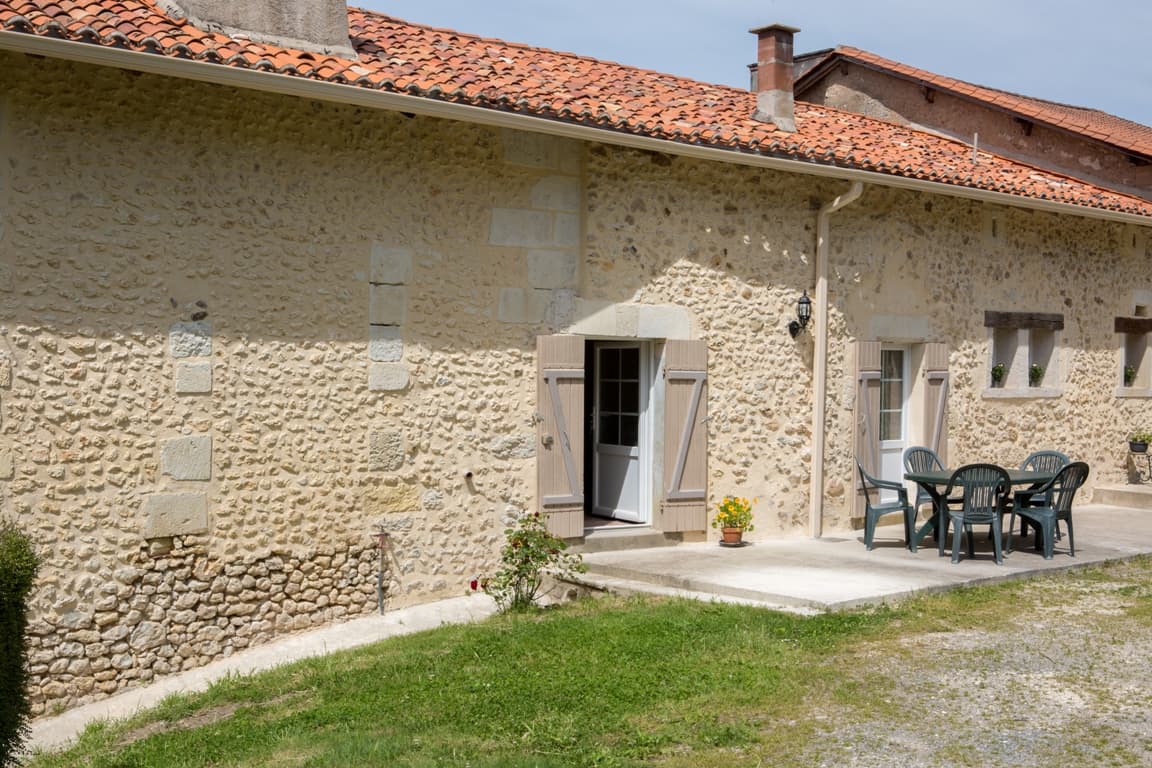 le salon de jardin et la terrasse du grand gîte
