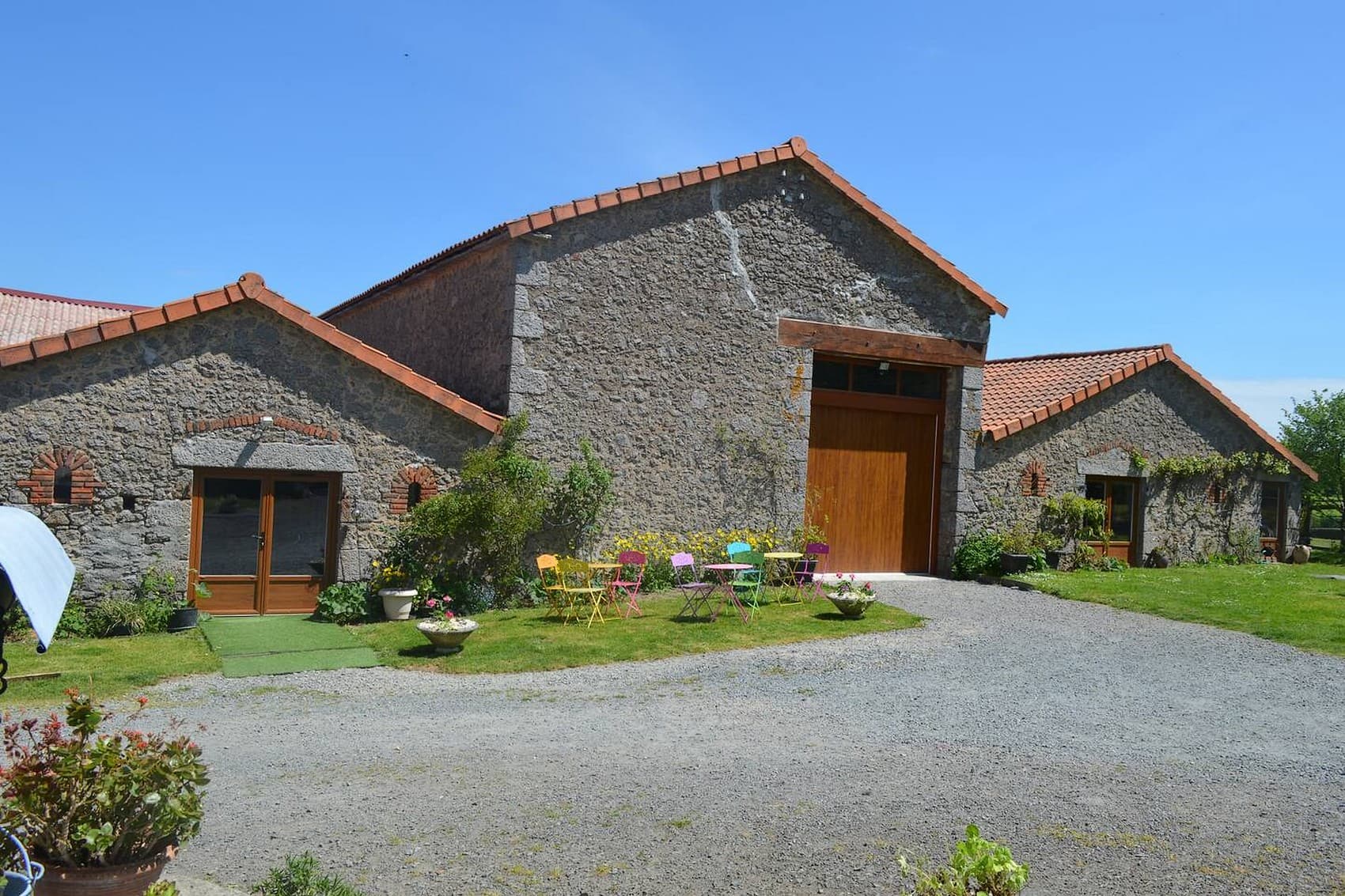 la-chapelle-saint-laurent-chambres-dhotes-la-chenuliere-facade2