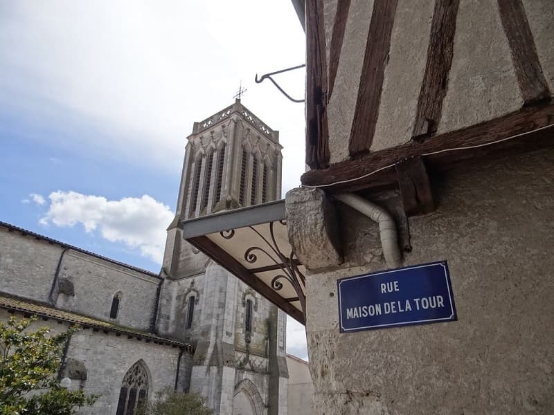 la-sauvetat-eglise-rue-maison-de-la-tour