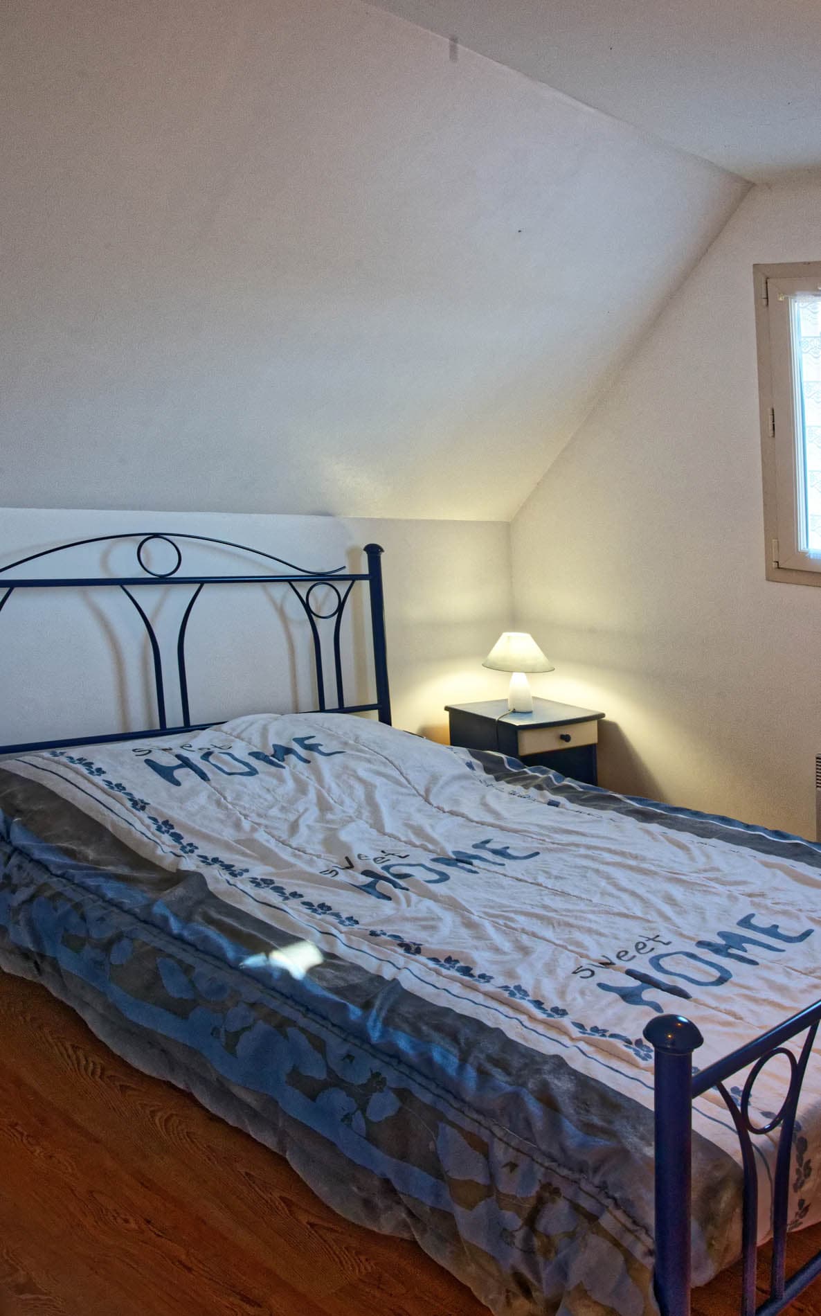 GÎTE LA CHÂTAIGNERAIE - lit 140 chambre bleue 1er