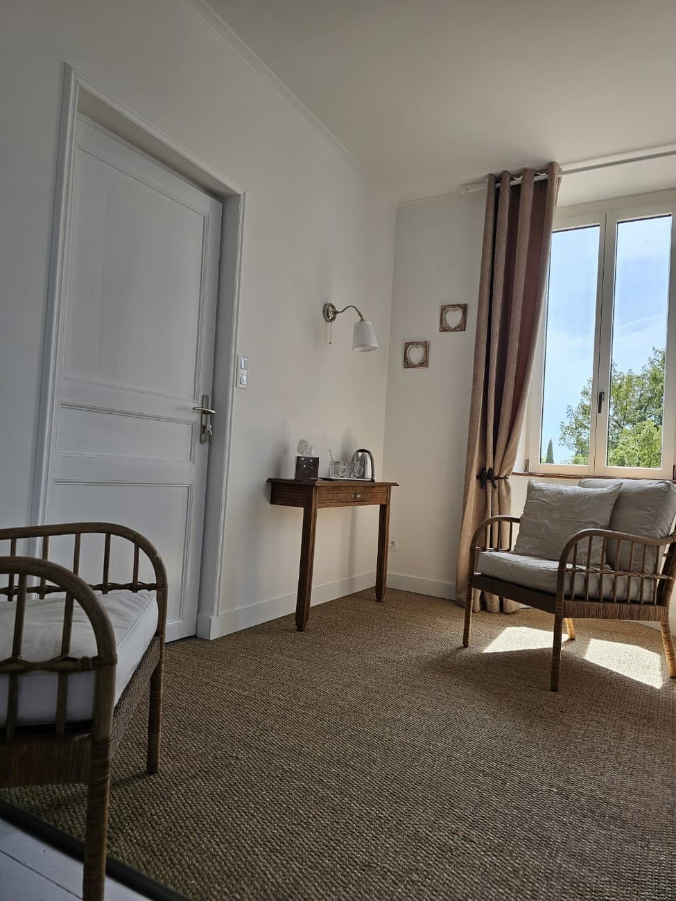 mauleon-chambres-dhotes-le-petit-cardinal-chambe-blanche-salon