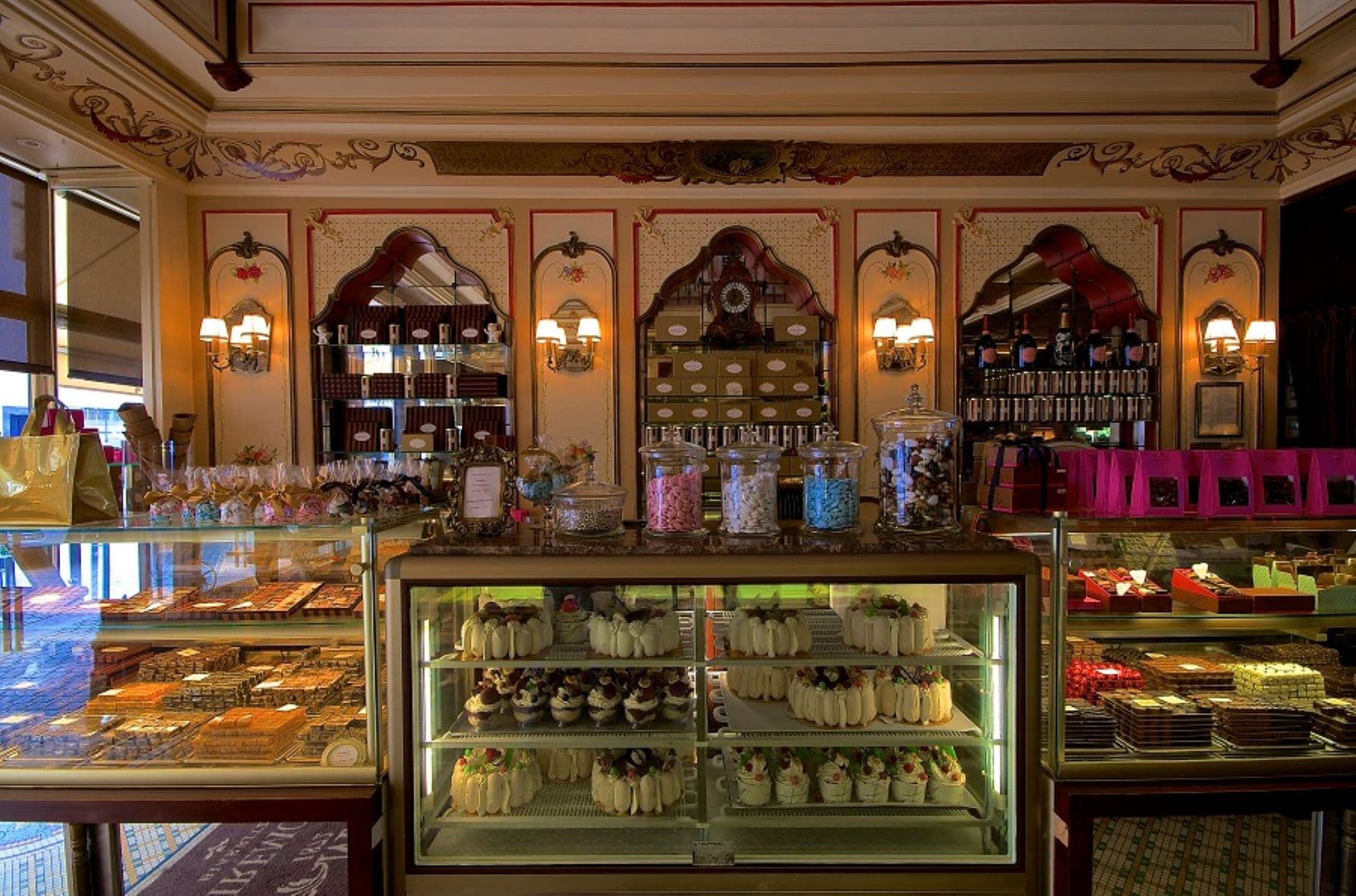 Pâtisserie Miremont vitrine avec gâteaux