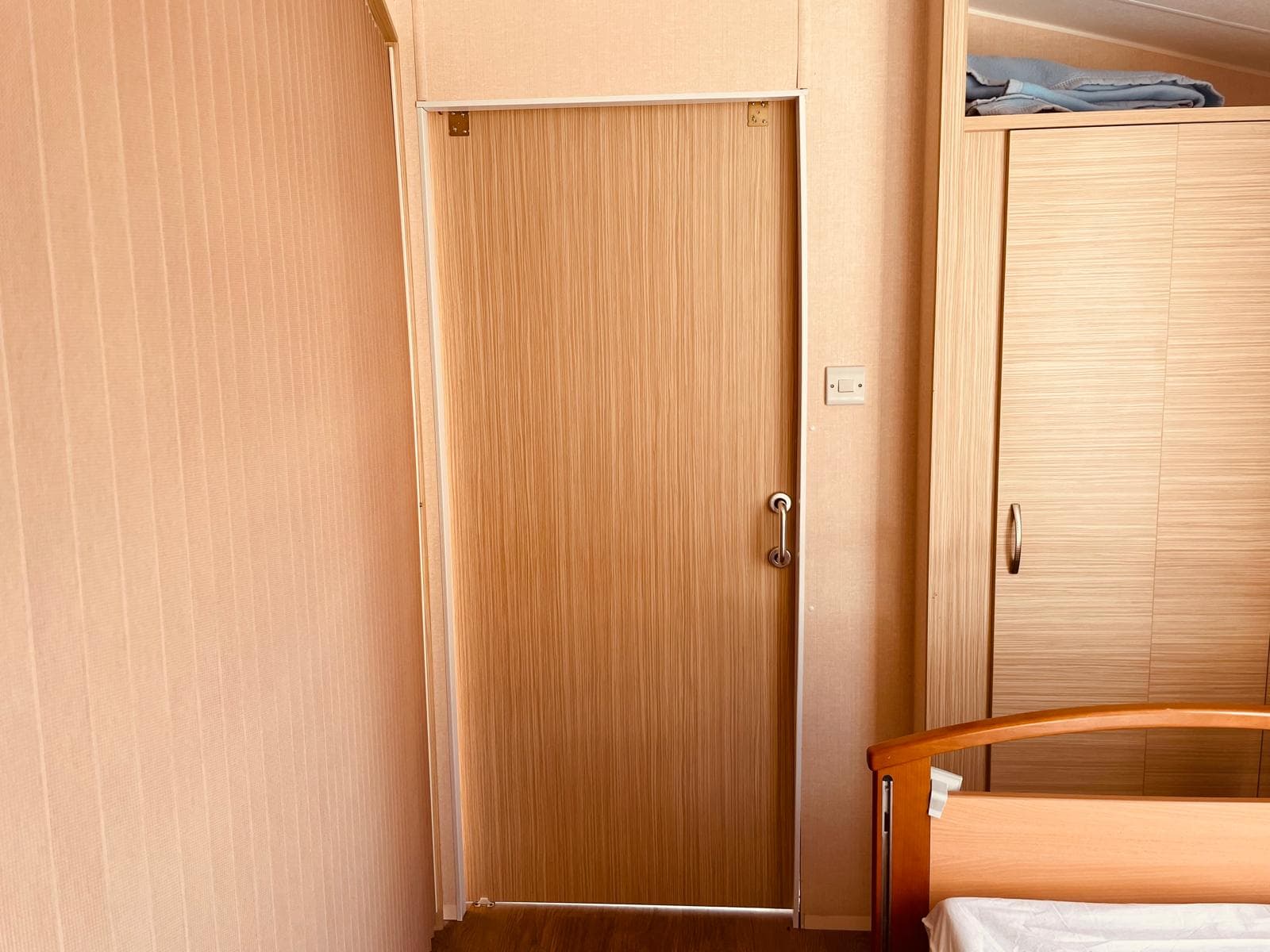 Mobil-home portes fermées vers salle d'eau et cuisine
