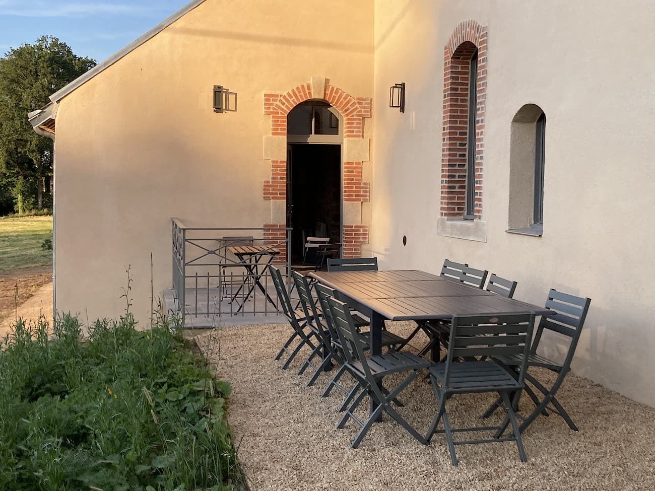 montravers-domaine-la-louisiere-gite-la-ferme-terrasse1