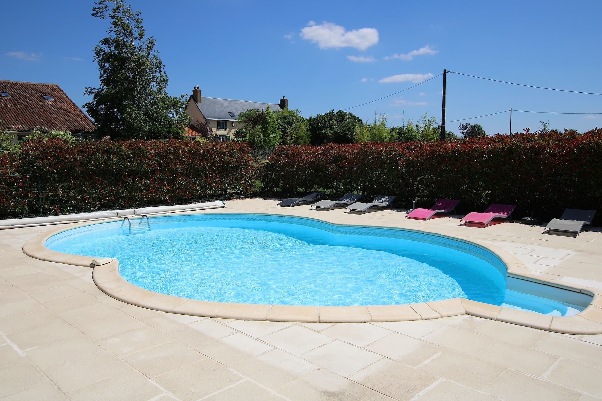 neuvy-bouin-gites-la-bonniniere-piscine-vue1-3