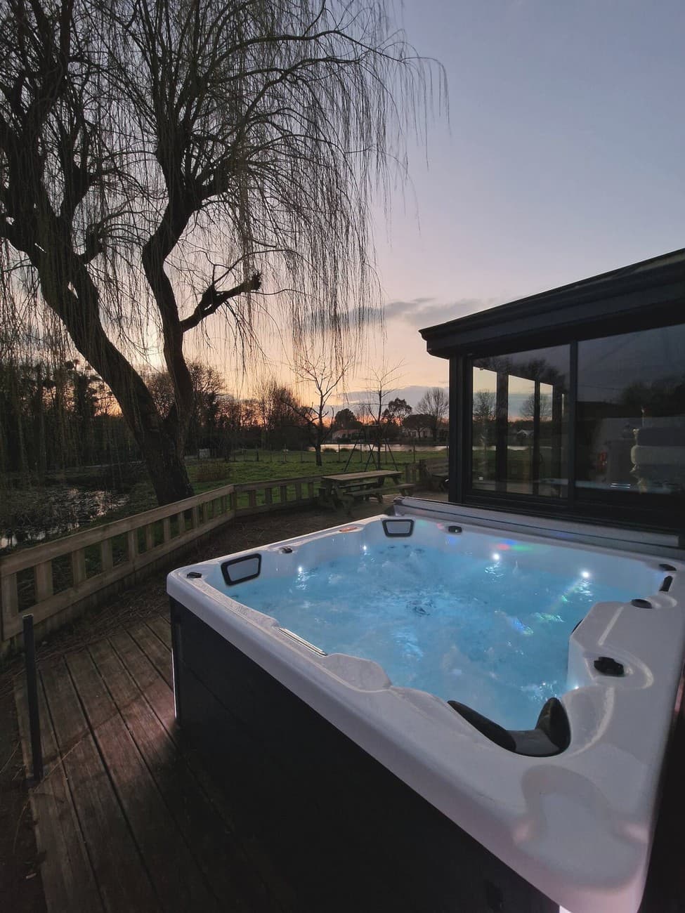 nueil-les-aubiers-gite-le-saule-en-scie-jacuzzi