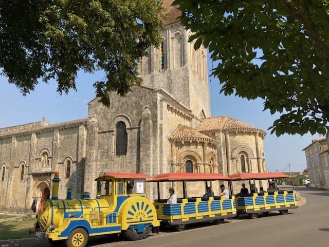 Le train à l'église St Pierre à Melle