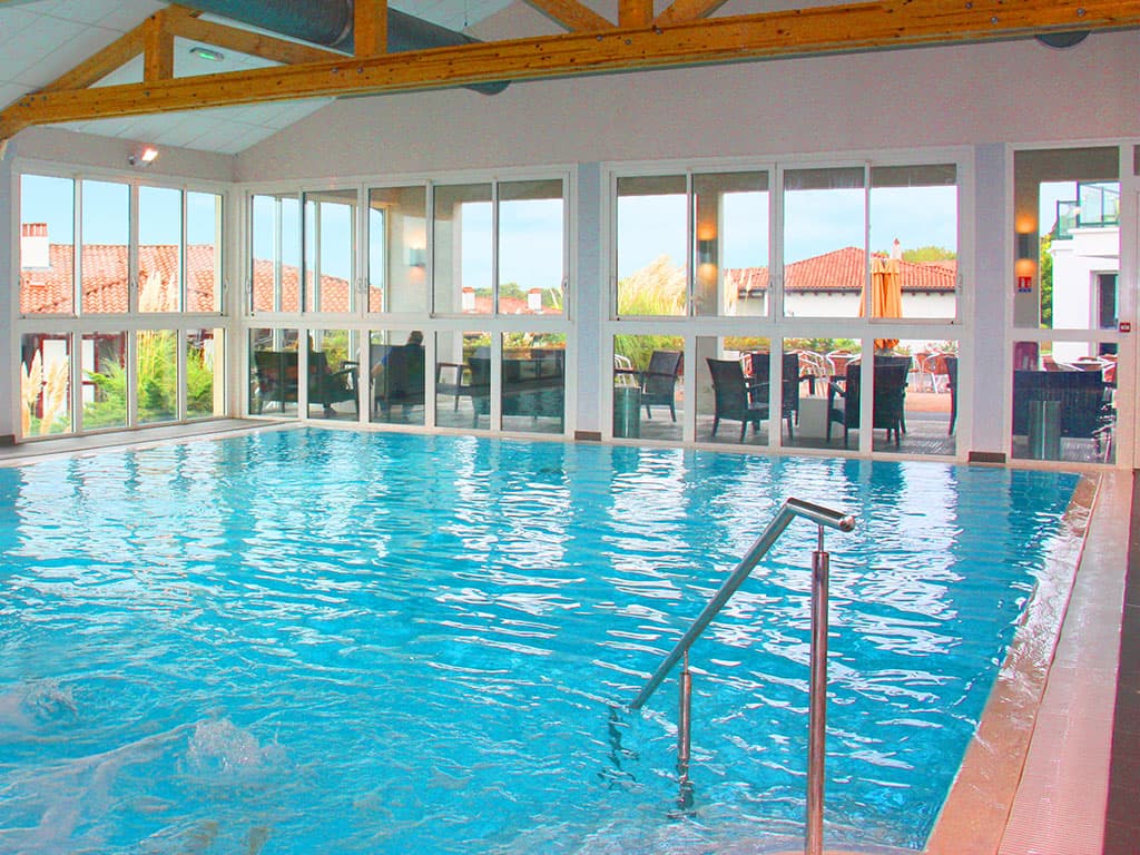 Piscine couverte village vacances Hendaye