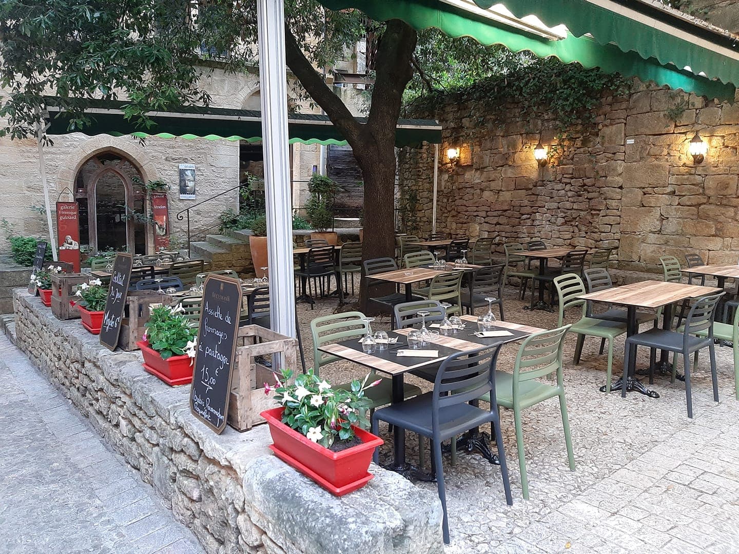 restaurant-produits-frais-et-locaux-au-coeur-du-vieux-sarlat---l-assiette-sarladaise--10-_1