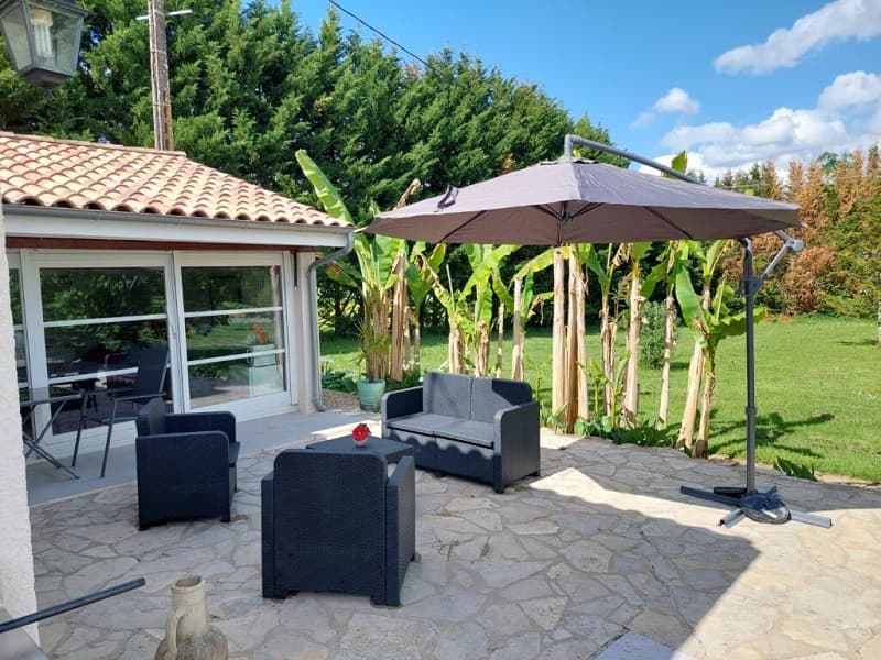 saint colomb de lauzun-chambres dhotes detente au pays de lauzun-terrase et salon de jardin 2