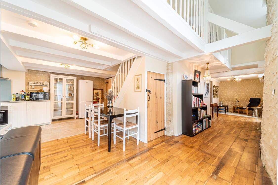 Gite La Boulangerie-salle-a-manger-bibliotheque
