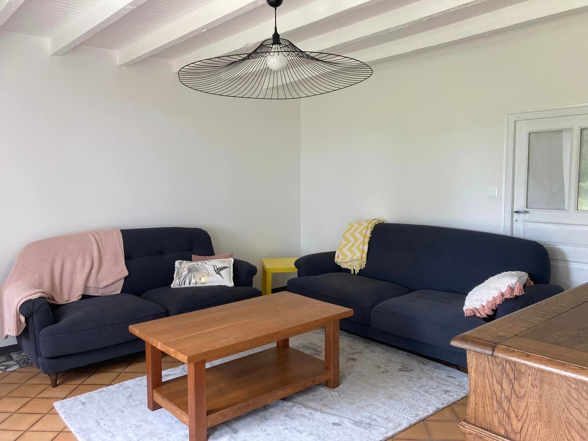 Salon (2 canapés, TV, buffet avec jeux de société)