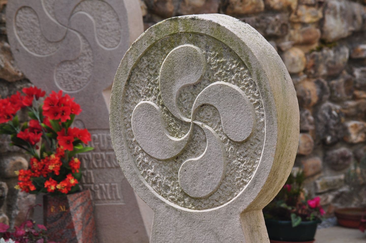 sare_eglise_stele_croix_basque