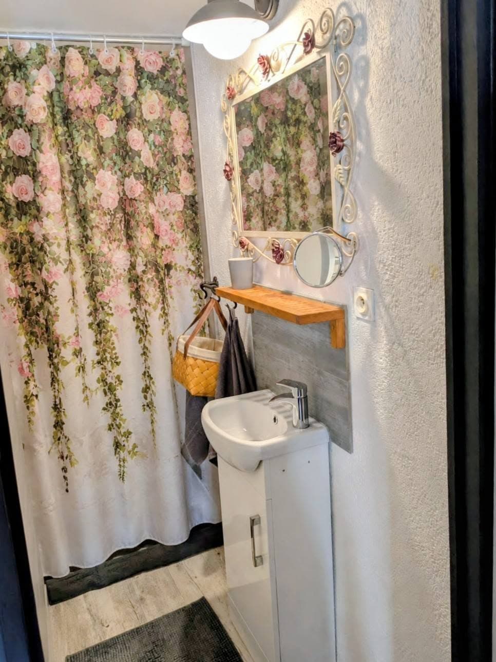 Salle de bain de la chambre "colorée"