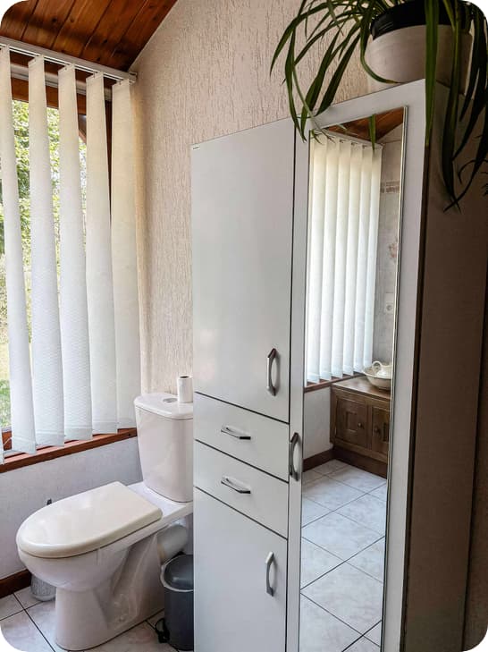 Salle de bain au RDC accessible via 2 marches