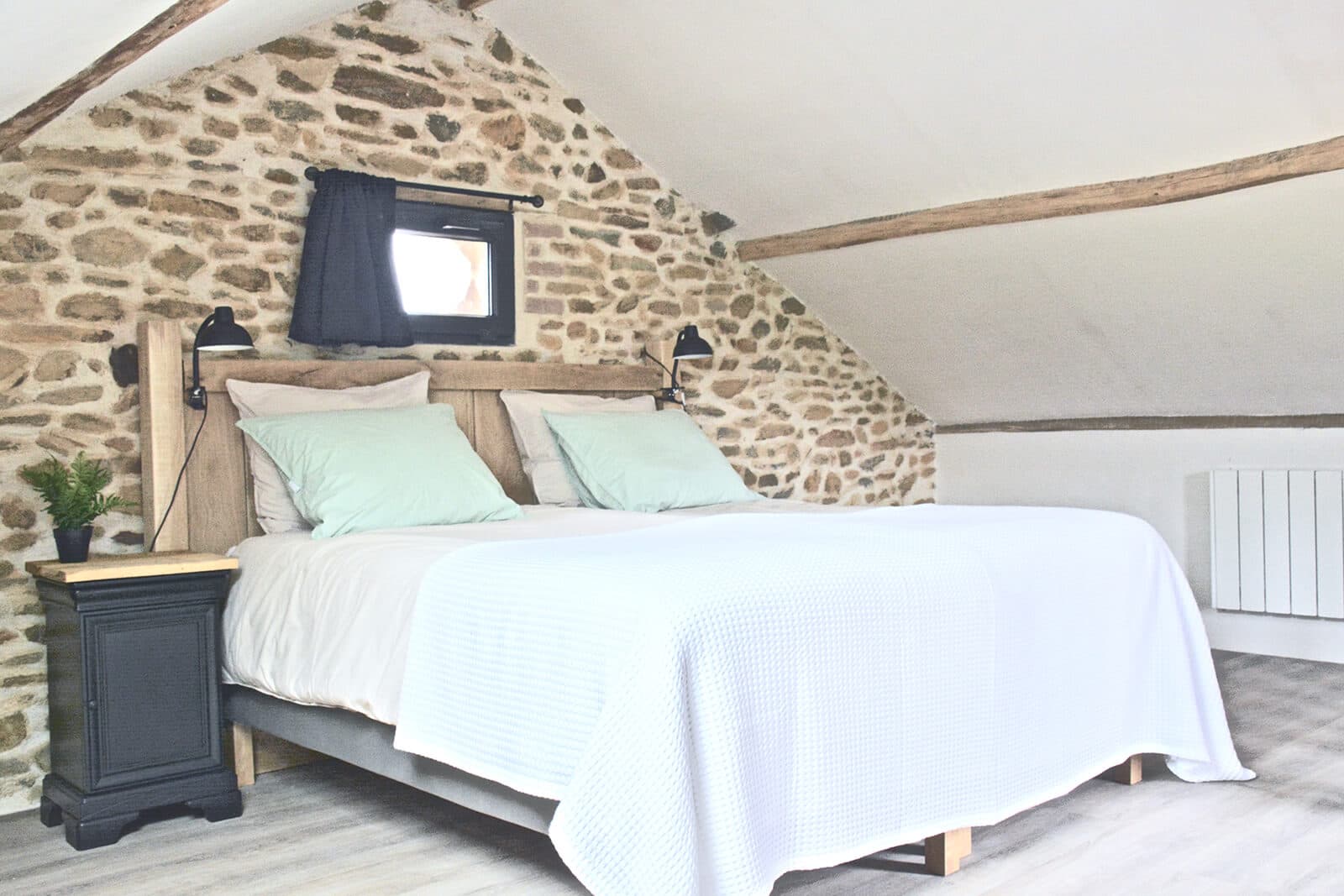 slaapkamer-vakantiehuis-lott-saint-germain-les-belles-zolderkamer-heerlijke-boxspringbedden
