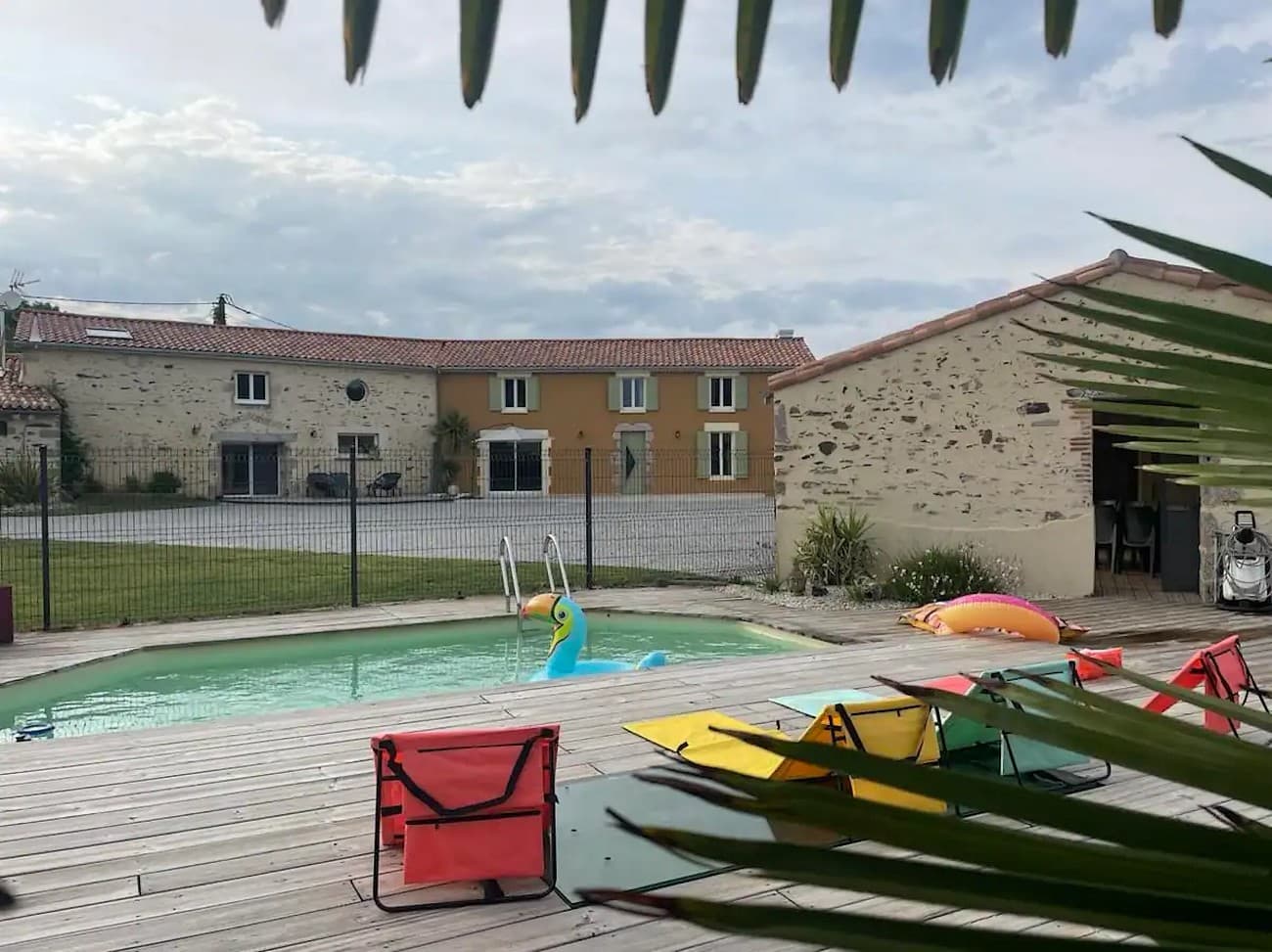 st-paul-en-gatine-gite-la-vie-en-couleur-piscine