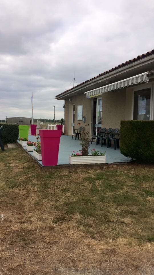 Maison d'aérodrome : accueil, bureau de piste, terrasse, bar