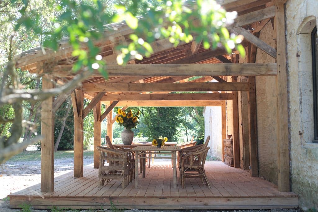 terrasse exterieure Clos des charmes gîte grande capacité Dordogne Périgord
