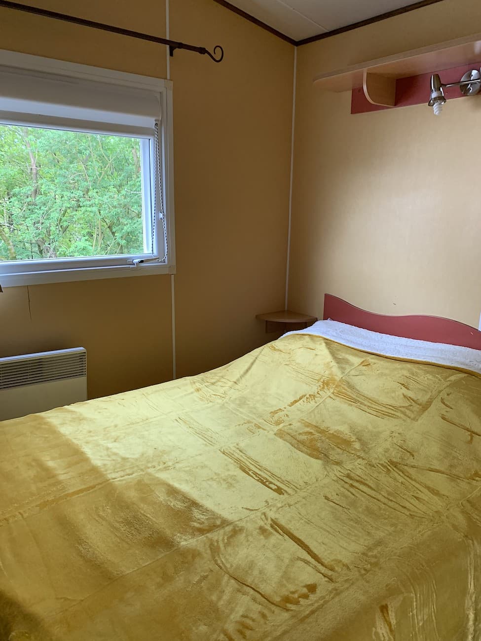 terves-camping-la-ferme-aux-anesses-mobil-home-happy-chambre-parents