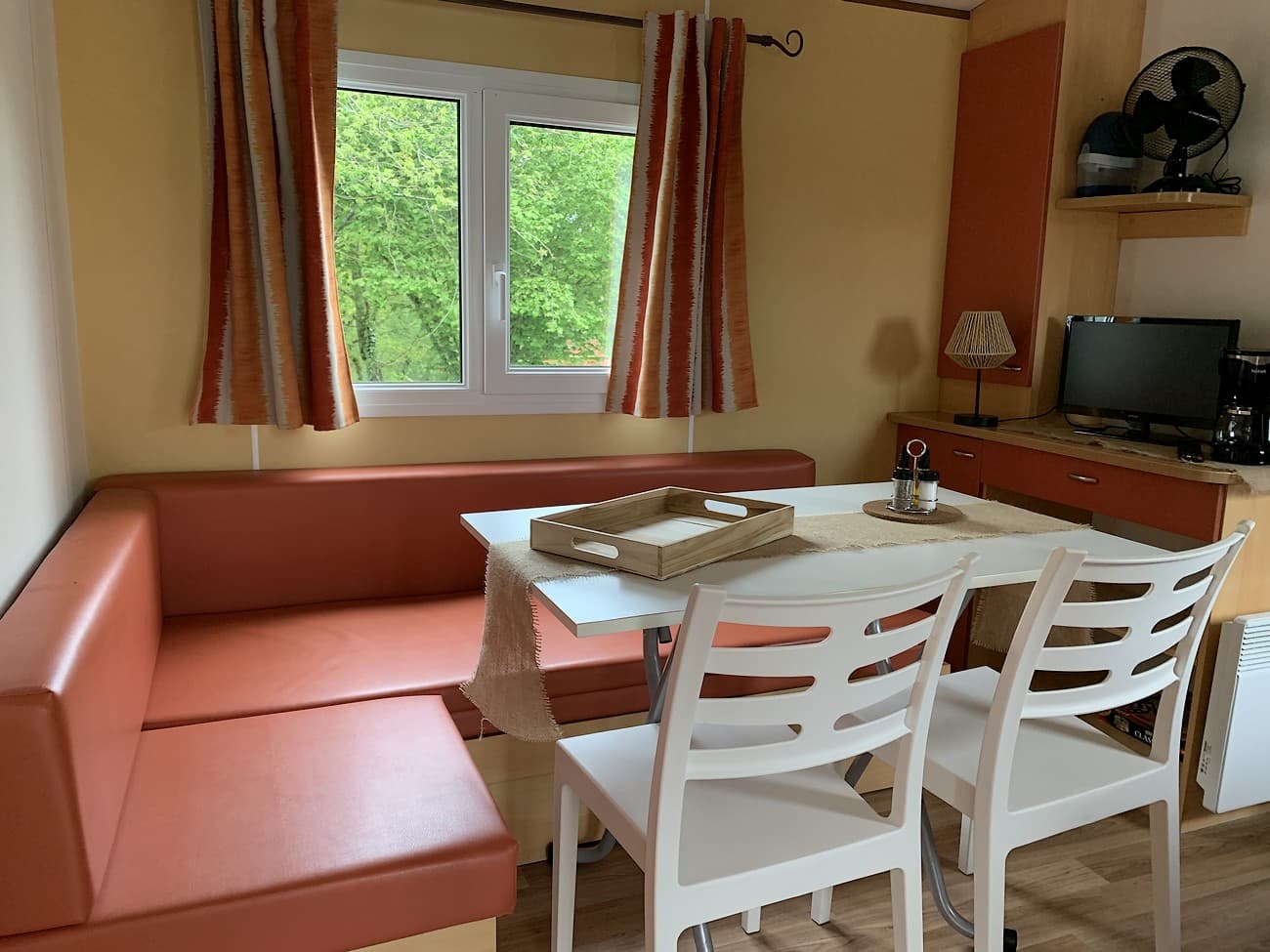terves-camping-la-ferme-aux-anesses-mobil-home-happy-chambre-salon