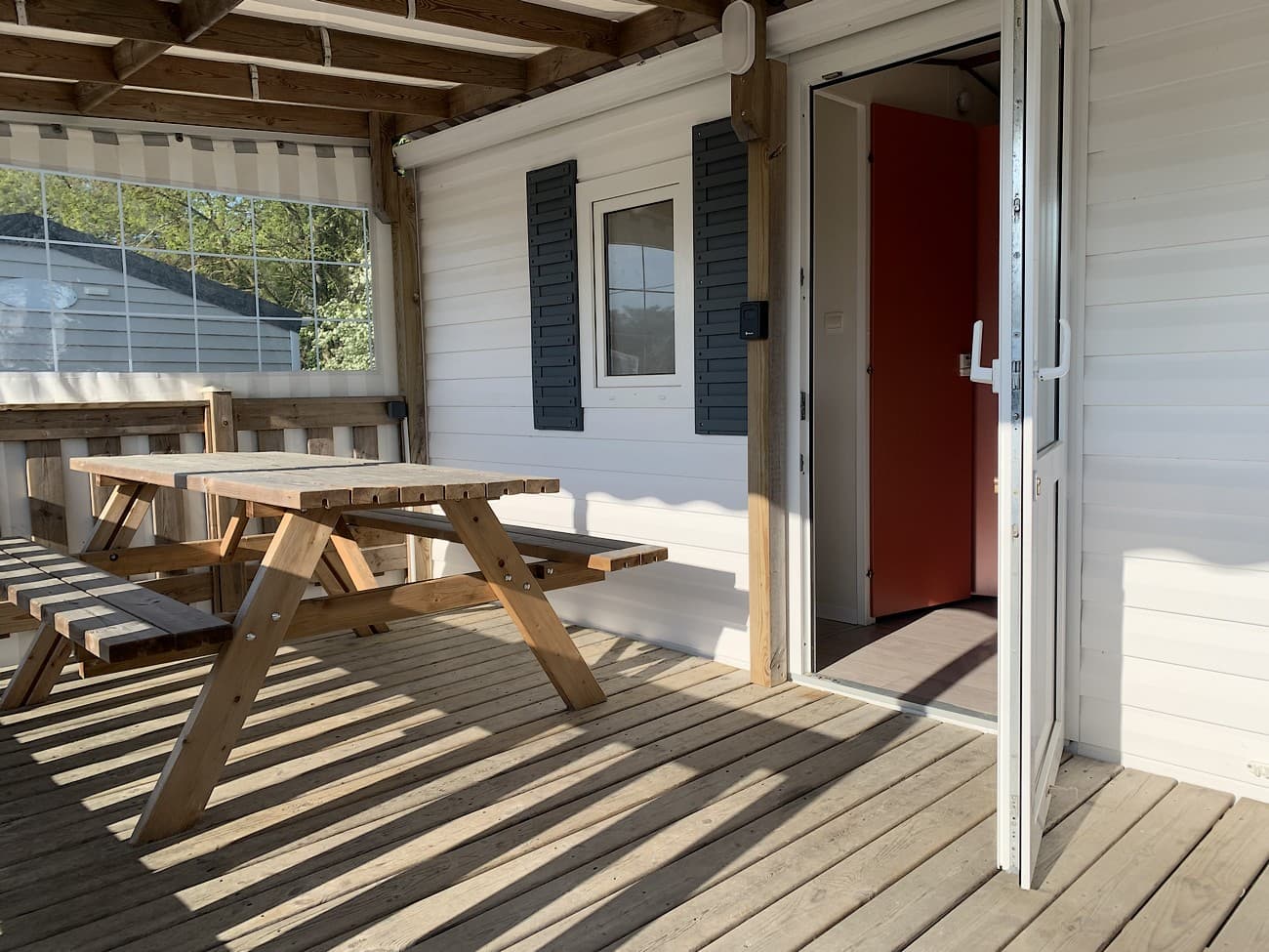 terves-camping-la-ferme-aux-anesses-mobil-home-happy-chambre-terrasse