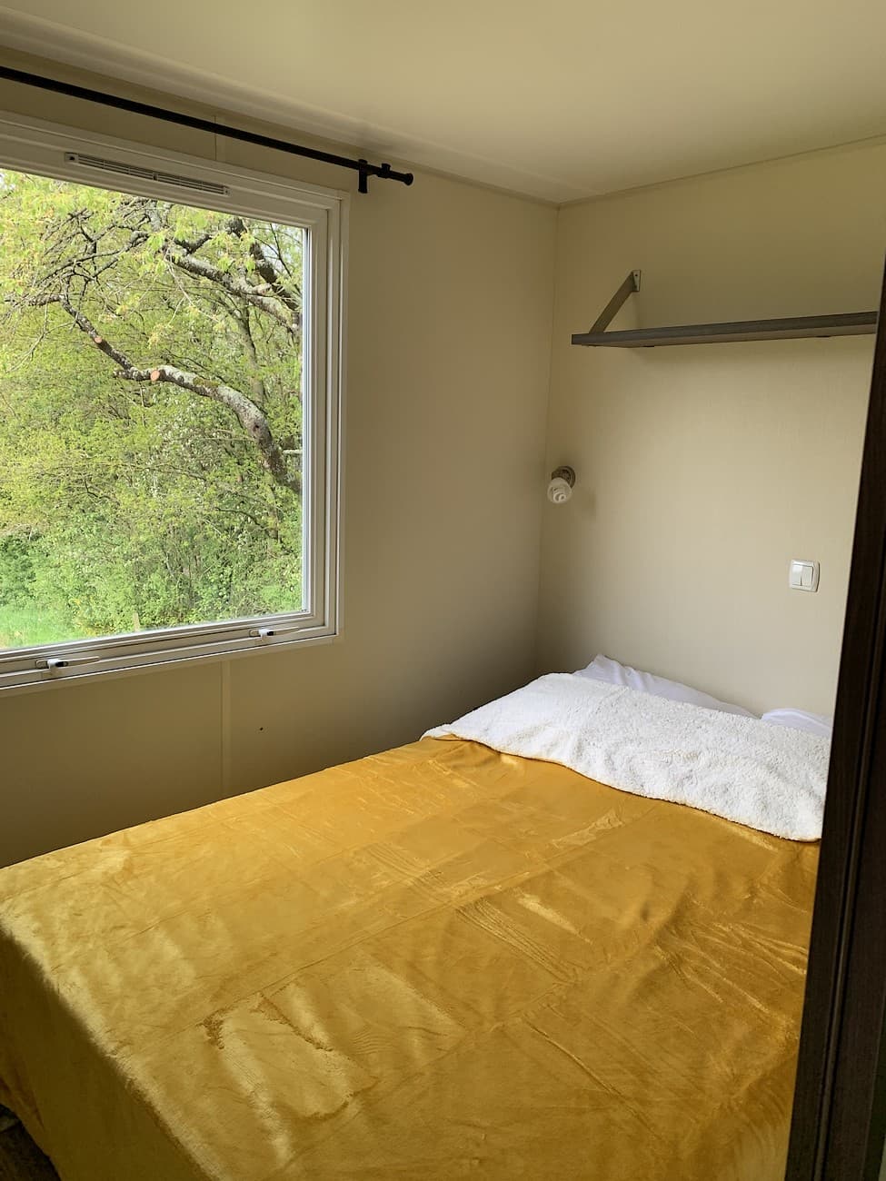 terves-camping-la-ferme-aux-anesses-mobil-home-sofia-chambre-parents