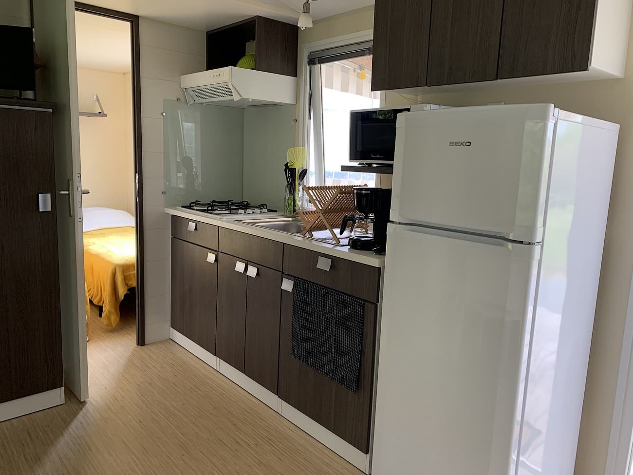 terves-camping-la-ferme-aux-anesses-mobil-home-sofia-cuisine
