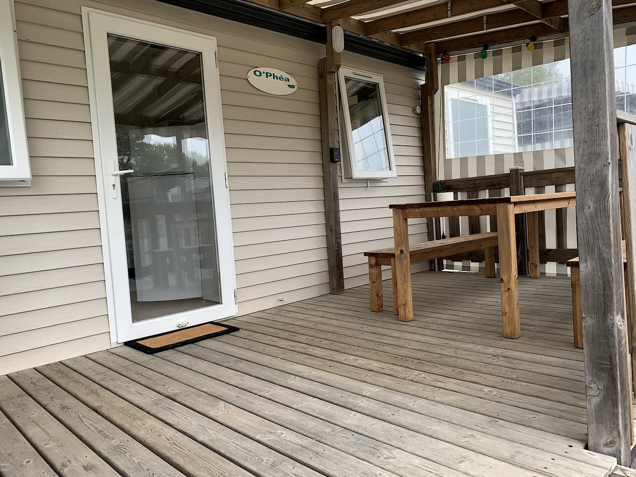 terves-camping-la-ferme-aux-anesses-mobil-home-sofia-terrasse