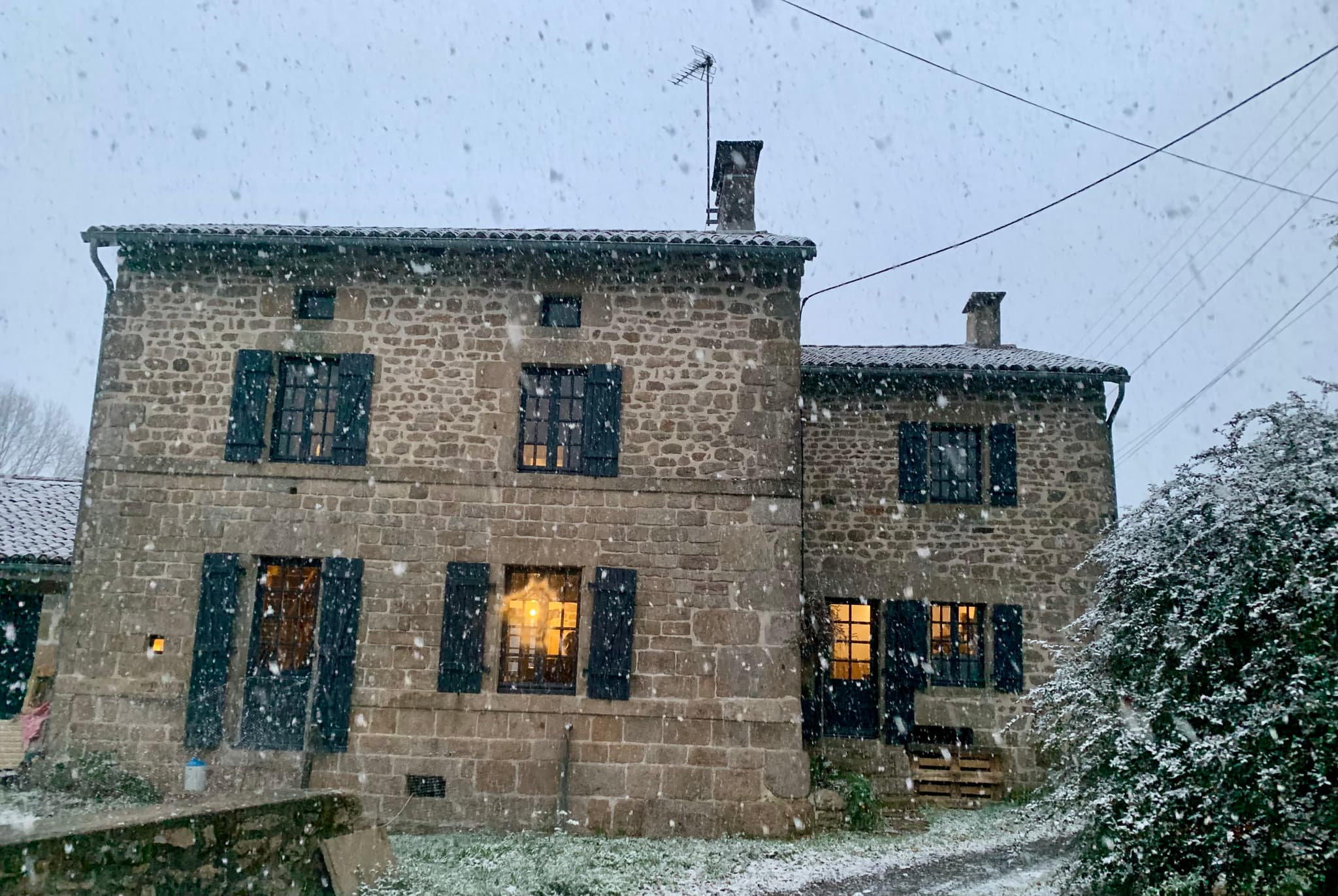 vacances-au-lac-de-saint-pardoux-gite-14-personnes-exterieur-maison-derriere-03