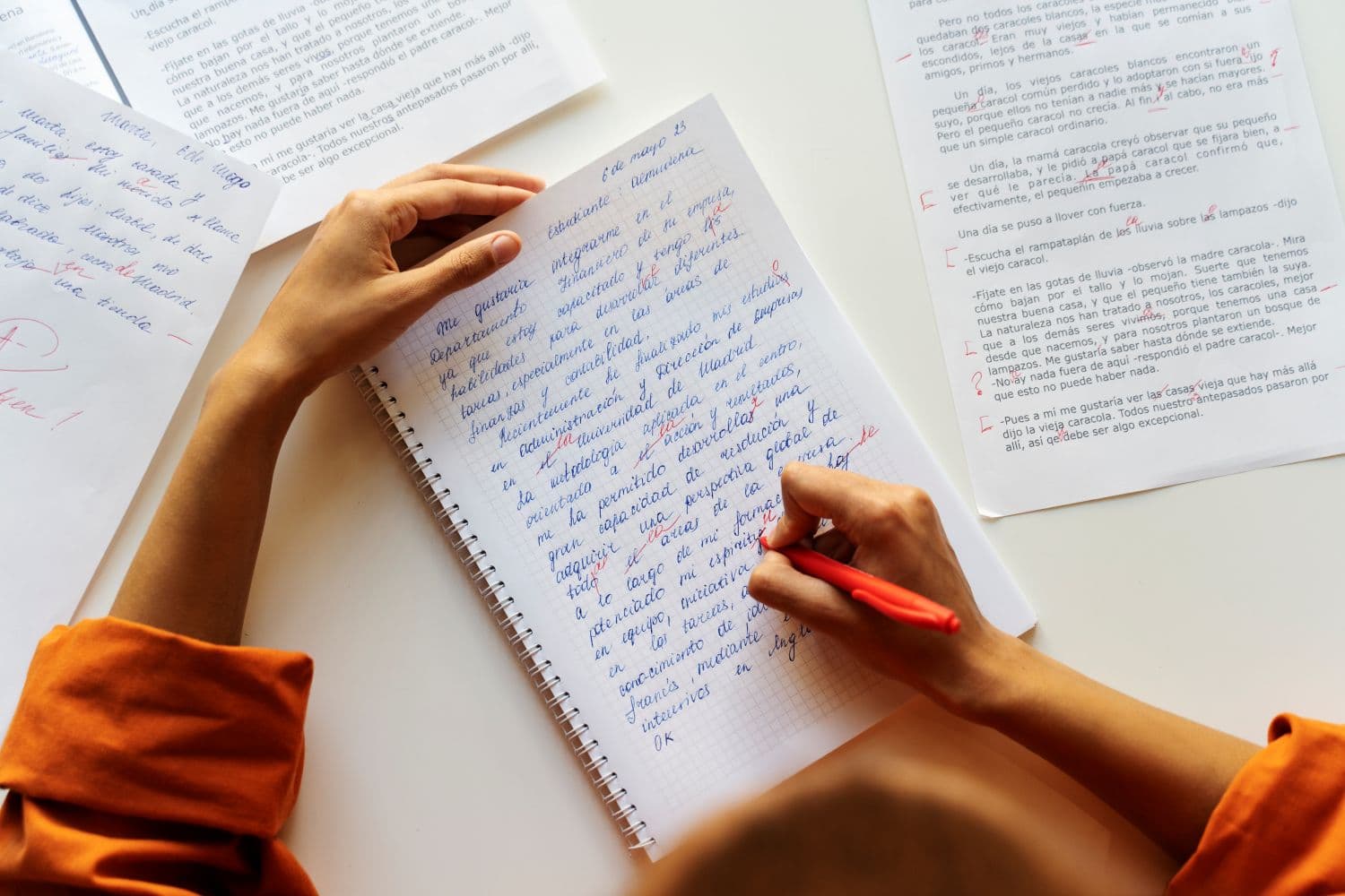 vue-de-dessus-adulte-corrigeant-les-erreurs-de-grammaire