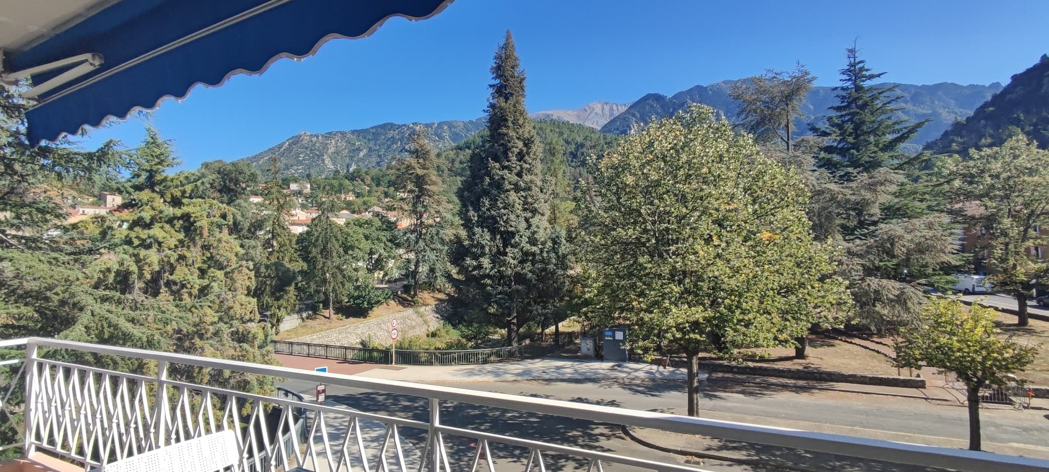 Terrasse avec vue sur le Canigó