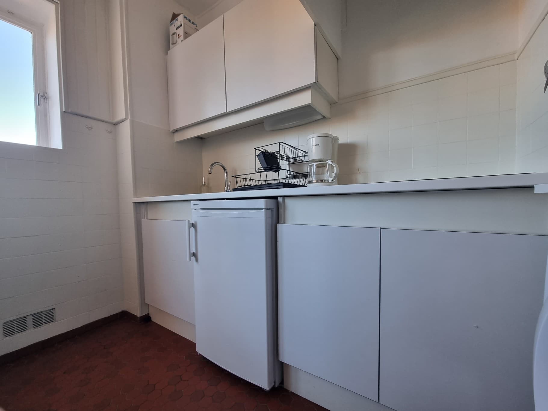 3_Location Collioure_vue-cuisine_Placards_Hauts-et-en-bas