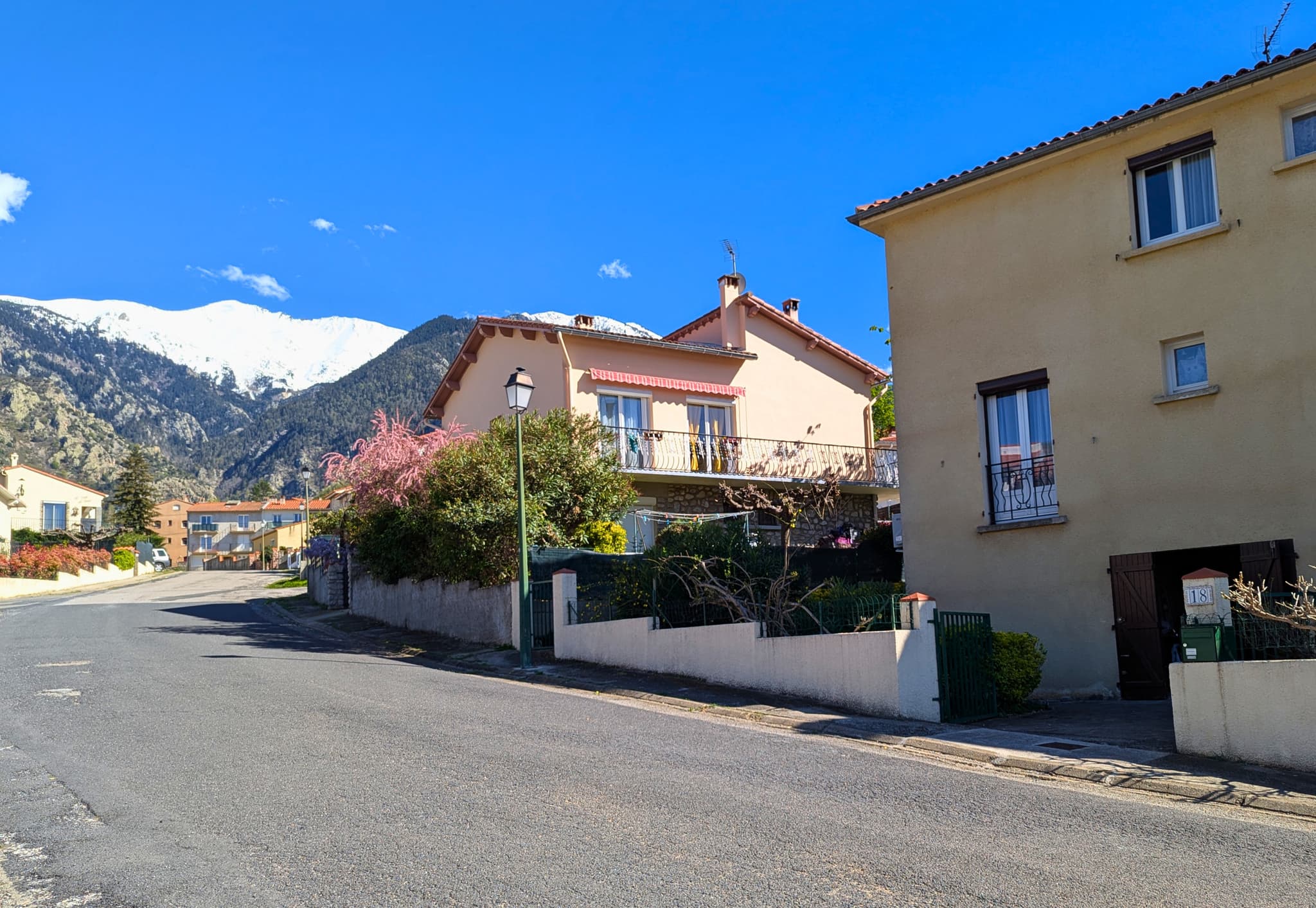 Vue éxtérieure avec le Canigó en fond