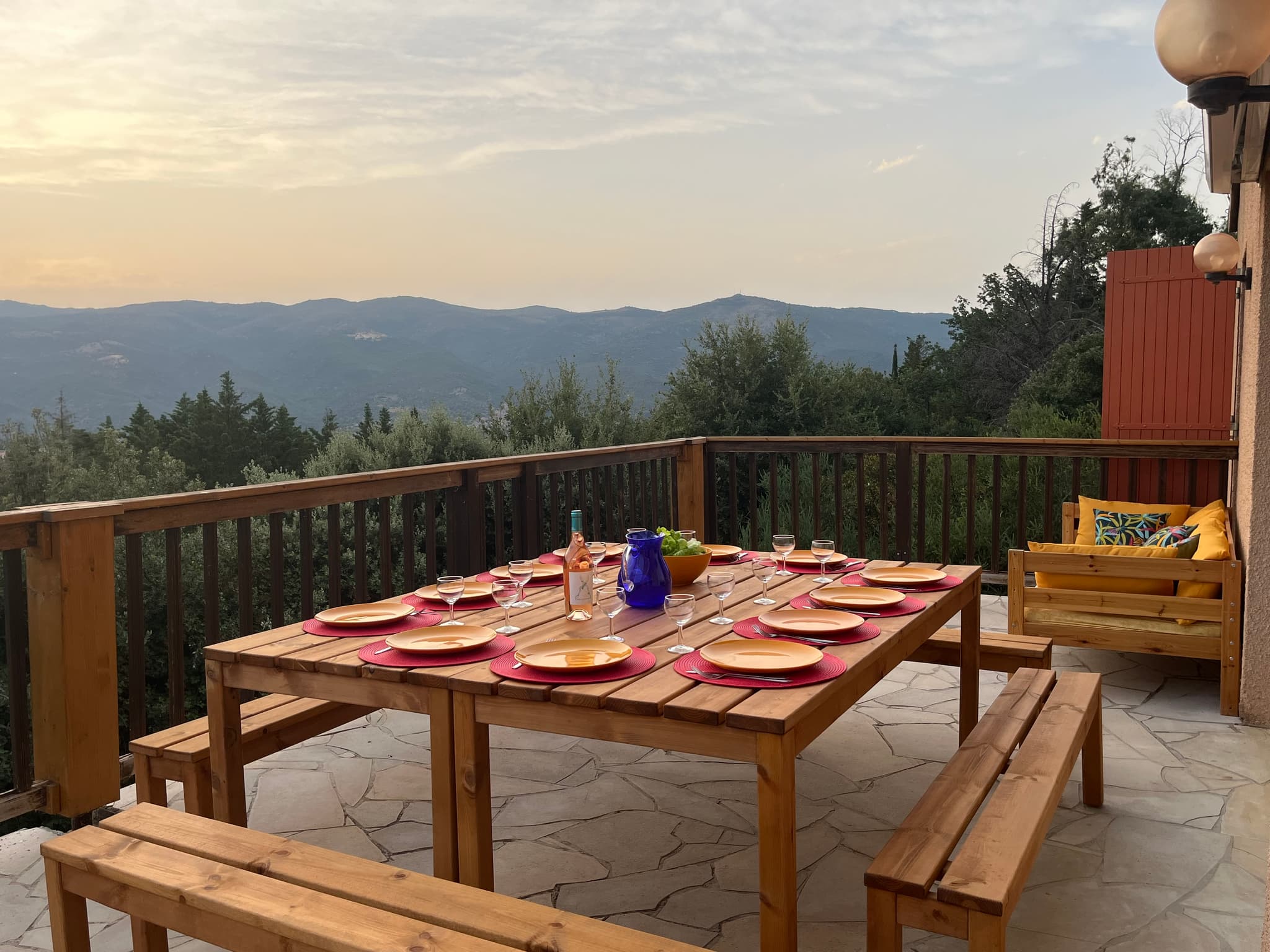 La terrasse avec vue sur les montagnes