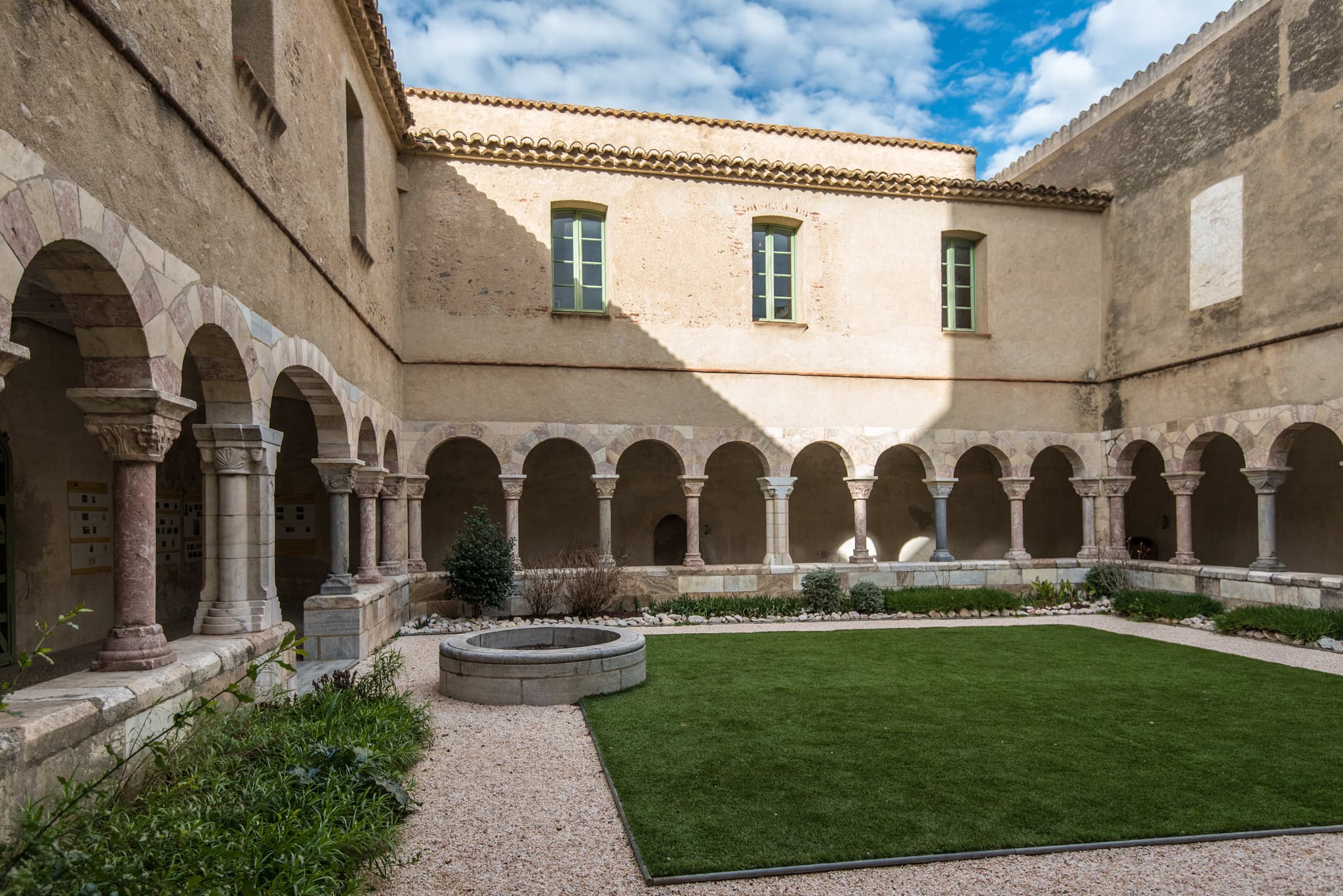 Le linteau de l'abbaye de Saint-Génis-des-Fontaines