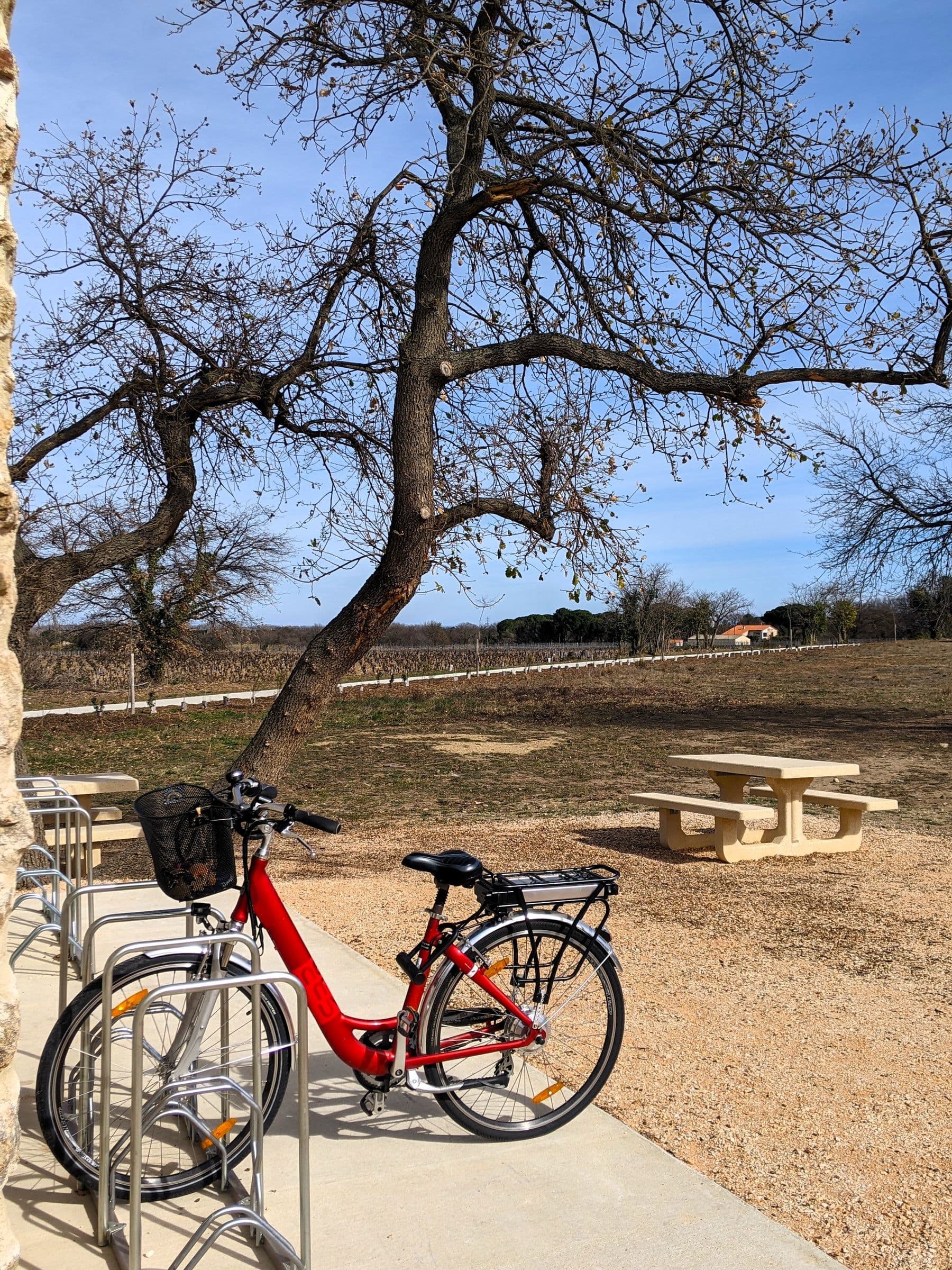 AIRE DE SERVICES VELO EV8 LAROQUE