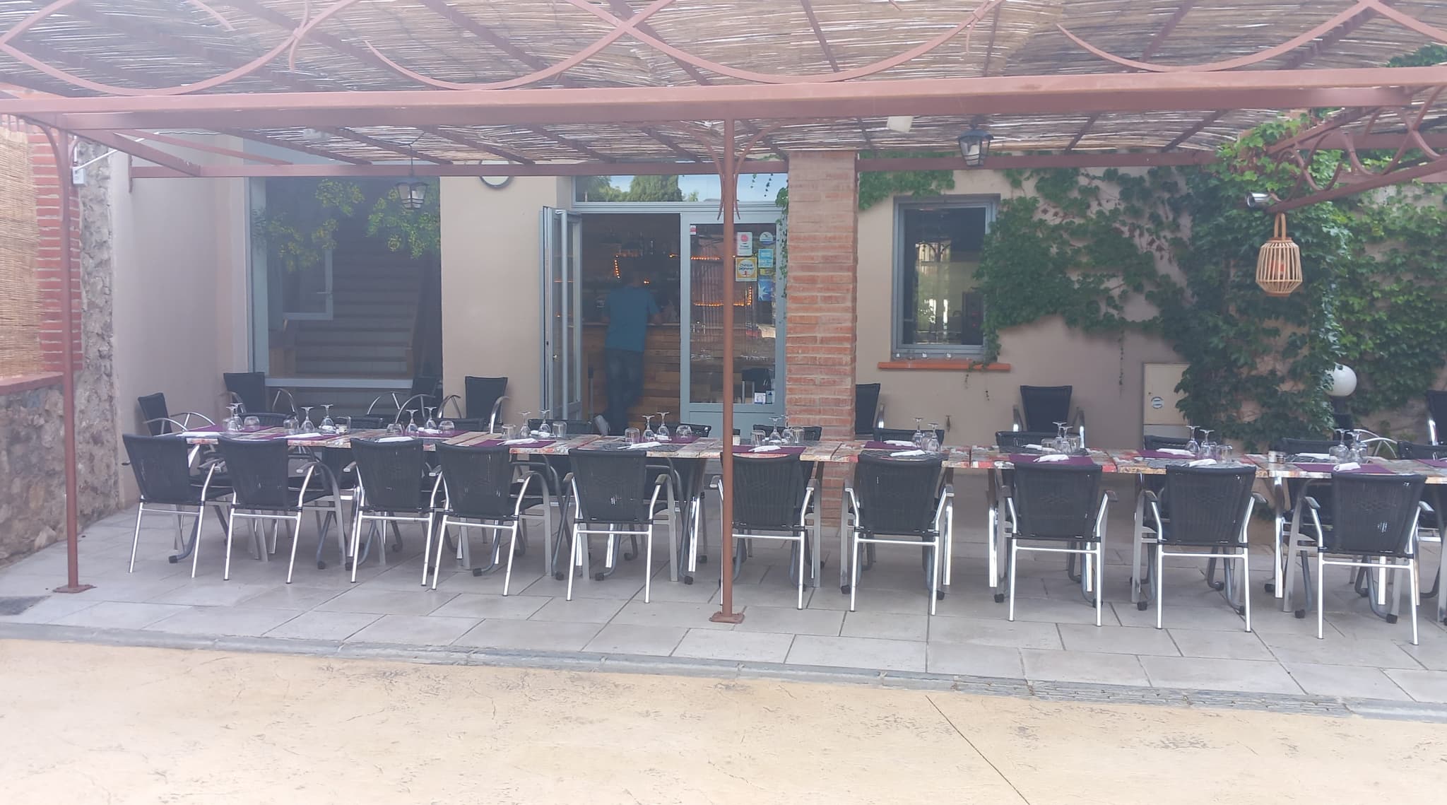 Terrasse et table groupe - comptoir de Triniach - Latour de fr - C.ERY