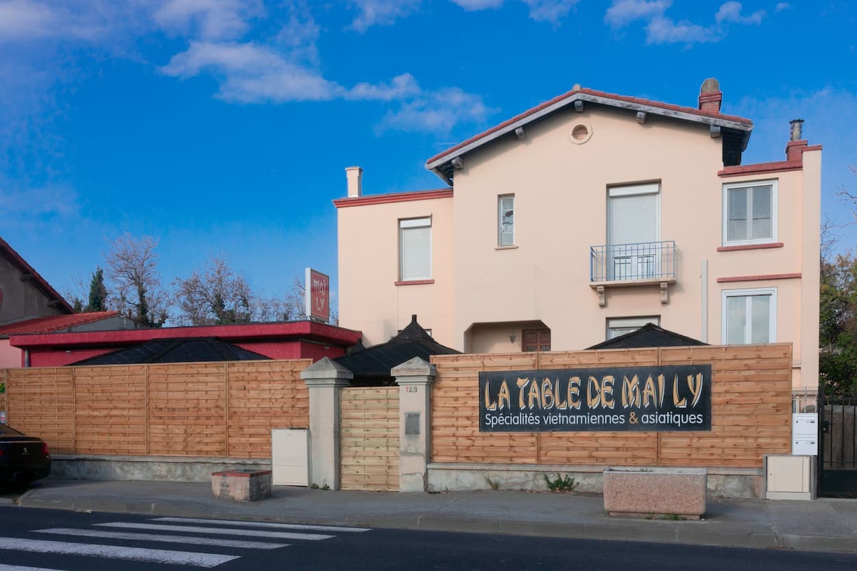 la-table-de-mai-ly-entree-exterieur-ille-sur-tet-web