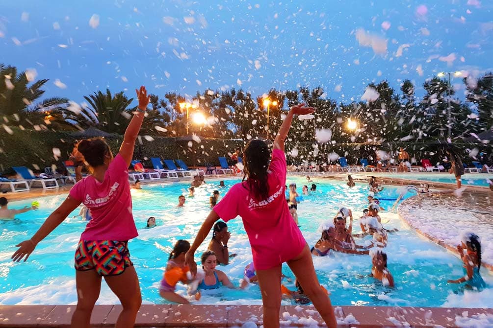 location-vacances-azureva-saint-cyprien-animation-piscine