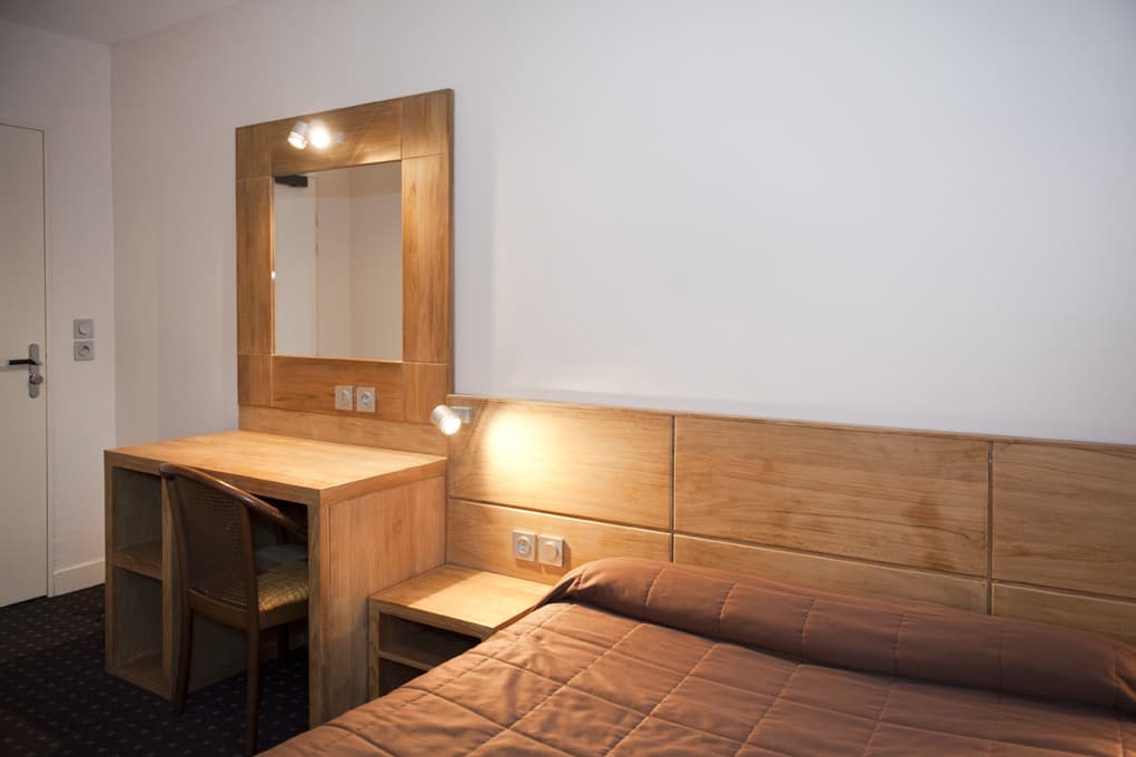chambre avec lit et bueau