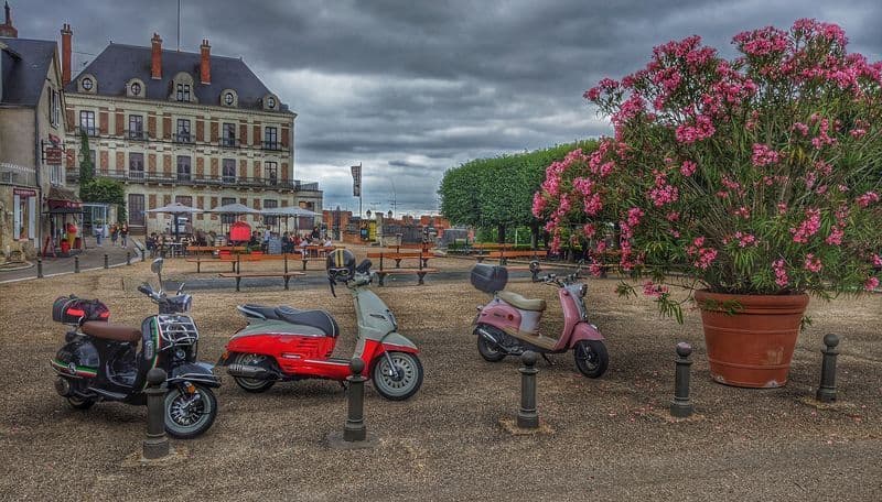 05-location-moto-scooter-ride-in-tours