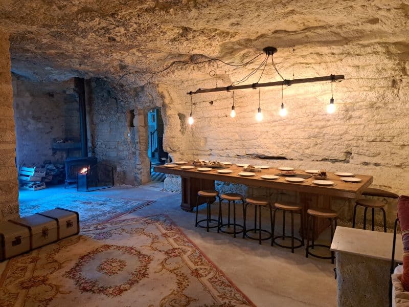 2. Le Grand Roc Touraine gîte de Groupe 16 pers près Chenonceau salon salle à manger troglodyte partie gauche