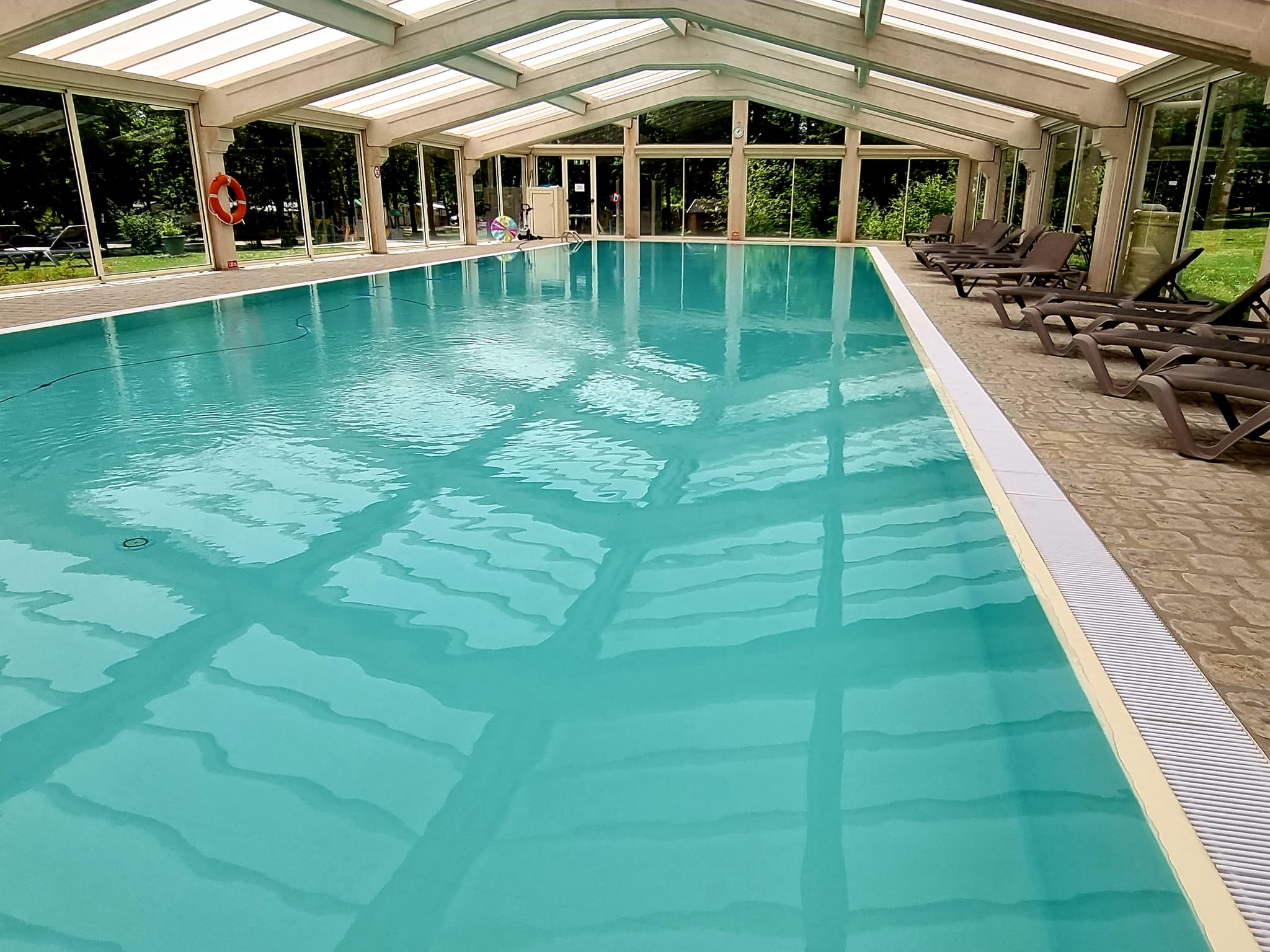 La piscine couverte du camping