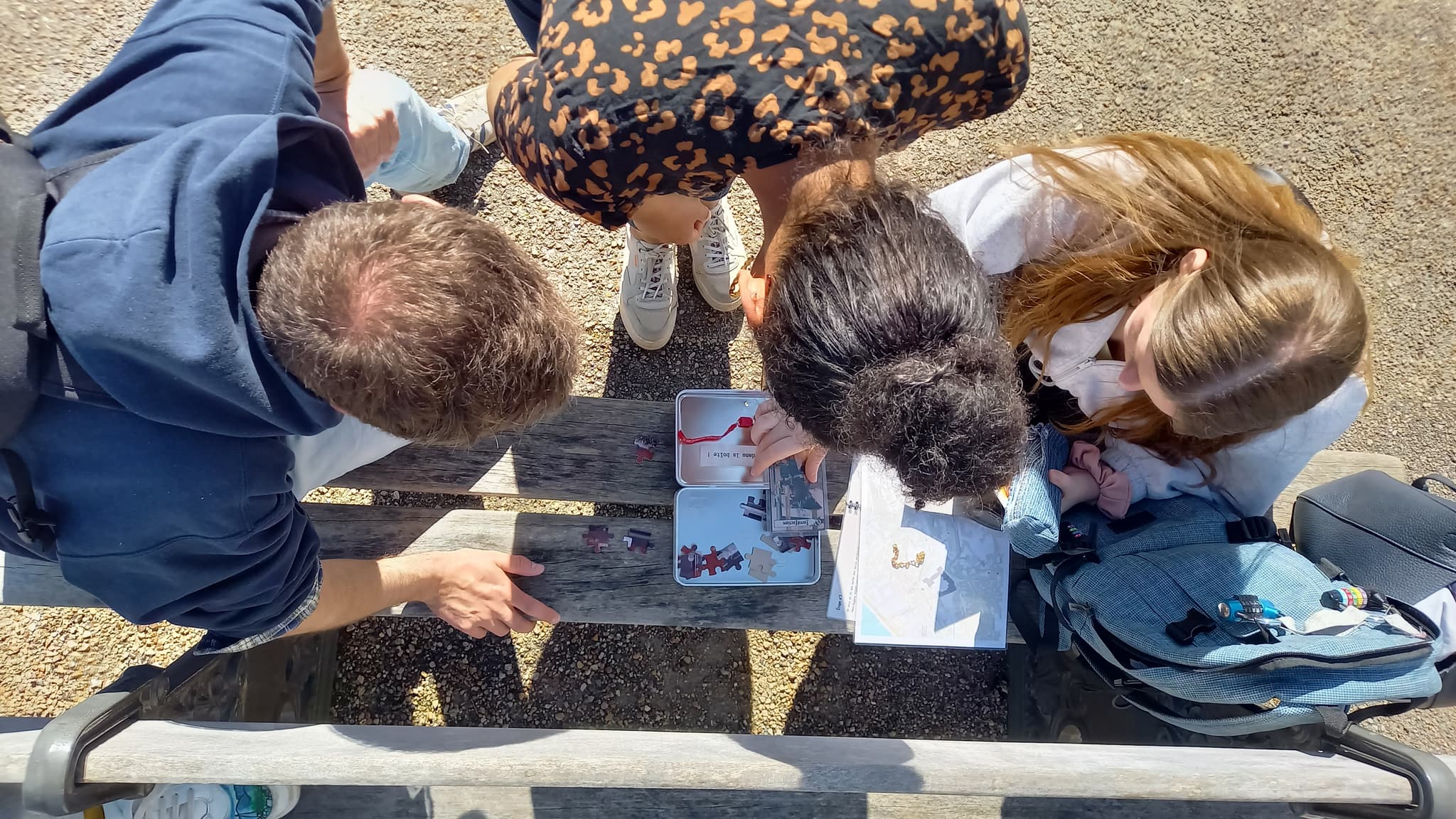 Equipe réalisant un puzzle - Escape Game Poulain