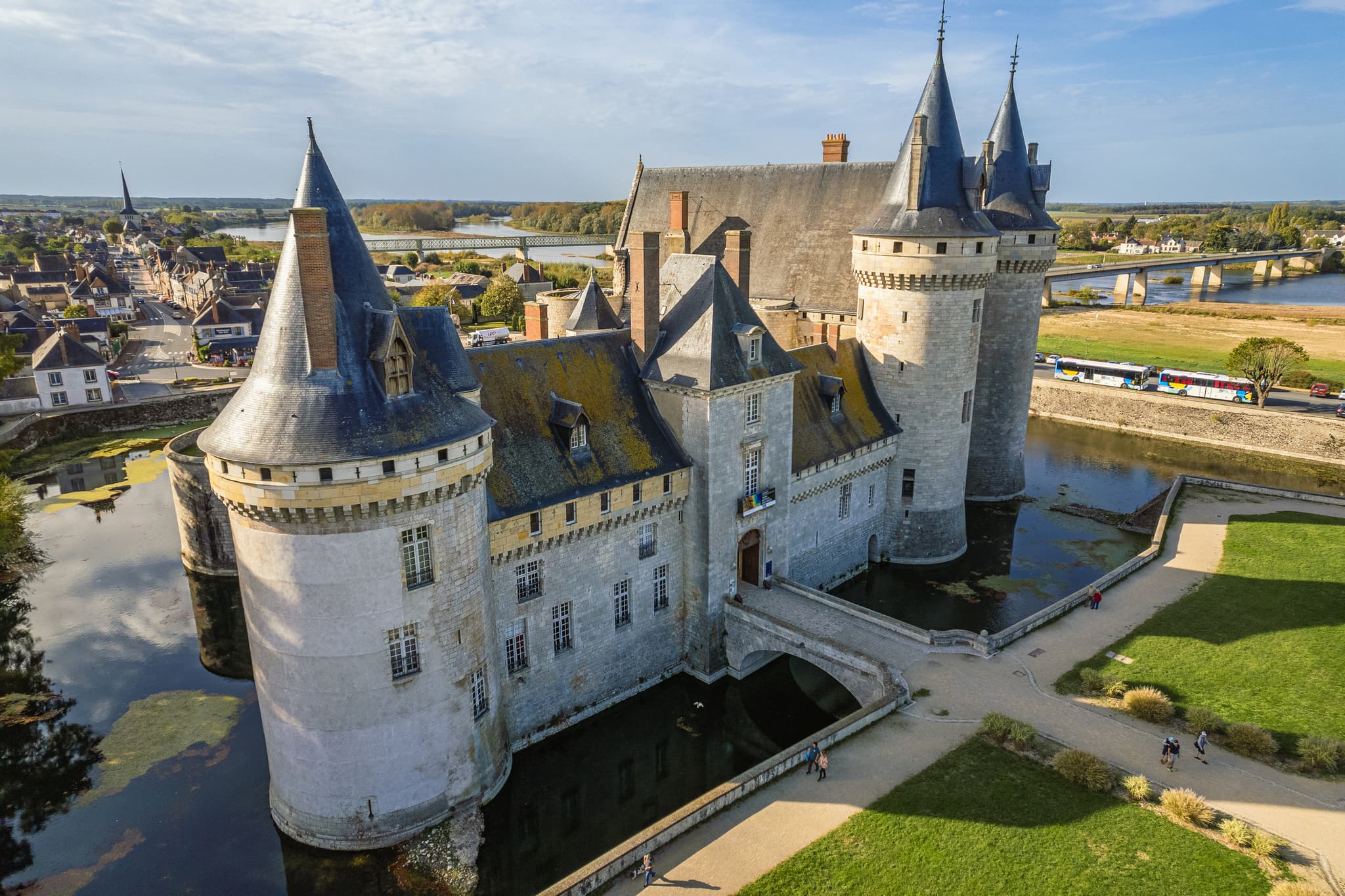 Vue aérienne château de Sully