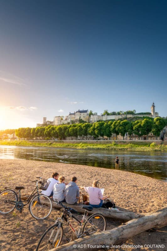 3_velos-sur-les-bords-de-vienne-sur-la-plage-de-chinon