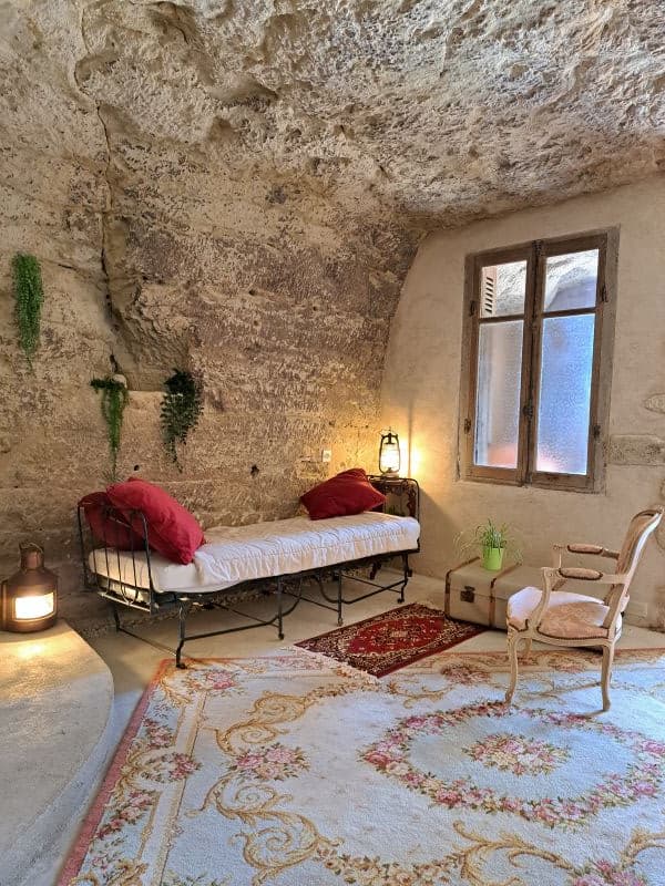 5. Le Grand Roc Touraine gîte de Groupe 16 pers près Chenonceau Salon troglodyte avec babye foot partie gauche