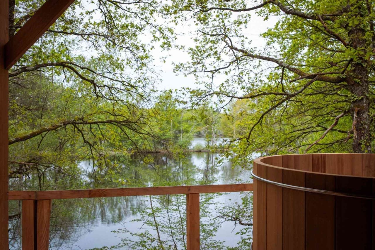 Bain nordique sur une cabane au bord de l'eau