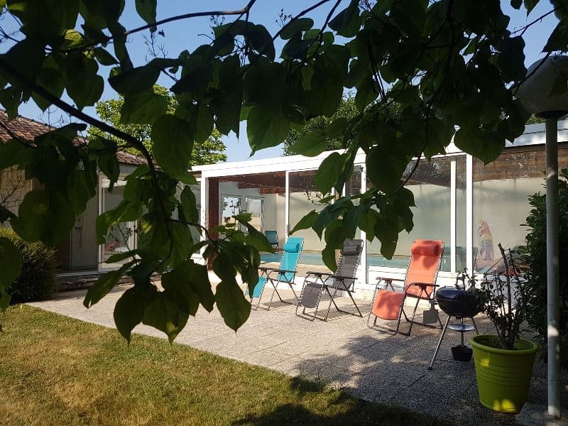 BerrySprings - la terrasse de la piscine